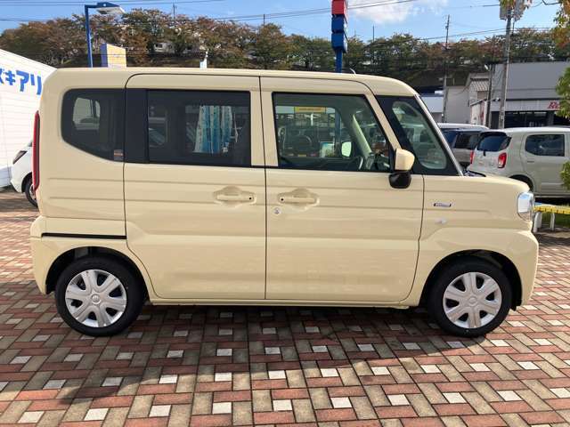 中国運輸支局による指定整備工場を完備しております。安心してお乗りいただけるよう、国家資格を持つ整備士が入念に法定点検・整備を行い整備記録簿を発行し、お手元にお届けいたします。