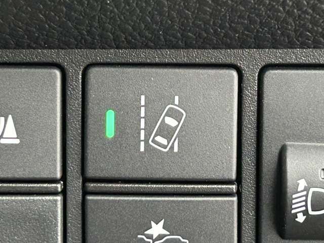 【　レーンアシスト　】走行中に居眠り・わき見等で不意に車線を横切った場合、警報やハンドルへの振動などで危険を教えてくれます♪
