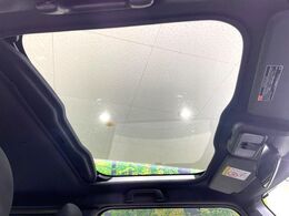 【ガラスルーフ】ガラスルーフ搭載で車内の解放感が一気にアップ！開放的なドライブをお楽しみいただけます。