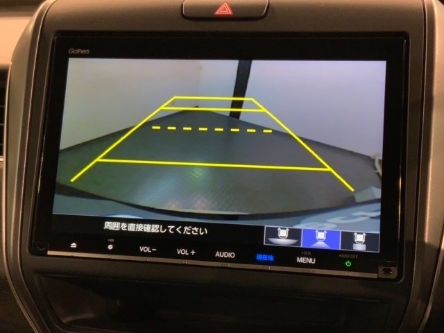 リバースギアに入れるだけで後方の表示へ切り替わります。夜間や雨の日の駐車も楽になりますよ。