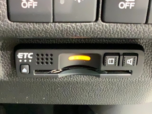 いまや快適なカーライフに欠かせないETCが付いています。