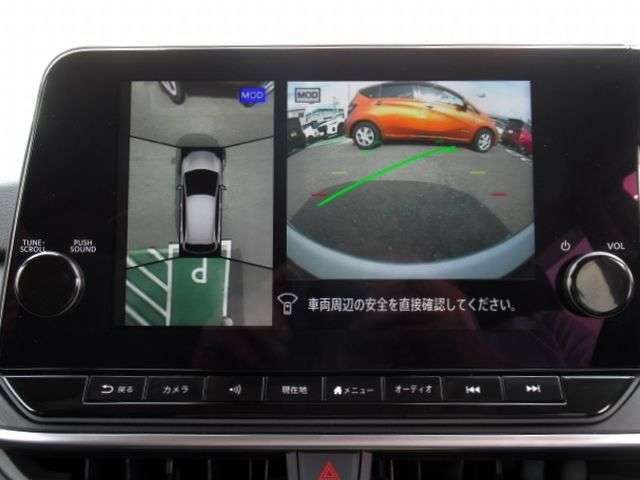 まるで空から見下ろしたかのような映像を映し出すアラウンドモニターだから、車庫入れもラクラクです！