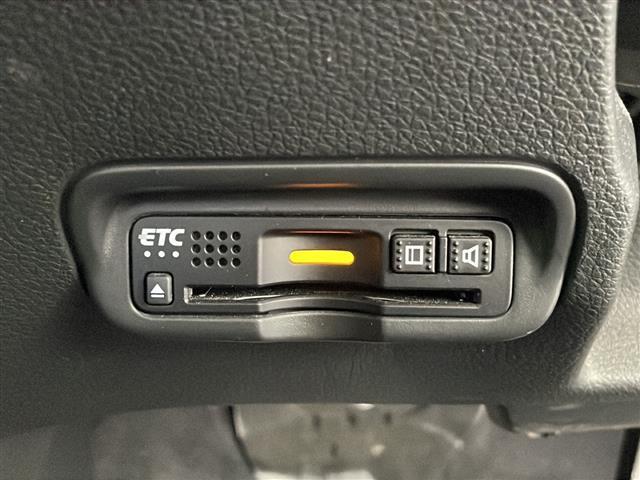 【ETC】有料道路を利用する際に料金所で停止することなく通過できる、ETC車載器（ノンストップ自動料金収受システム機器）が装備されています。セットアップを行うことで利用可能になります。