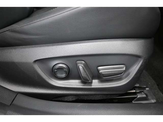 パワーシート搭載。微妙な調整が手軽にでき、最適なポジションで運転することが可能です。