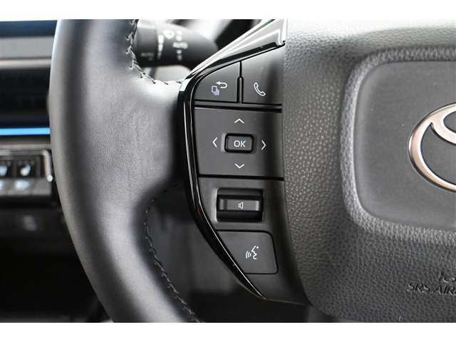 ステアリングスイッチ付き。前方から目を離すことなく操作することが可能です。