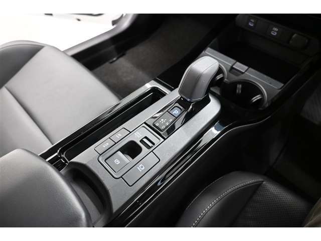 電動パーキングブレーキを搭載。スイッチ操作でパーキングブレーキを作動・解除することが可能ですので、操作の力が不要ですよ♪