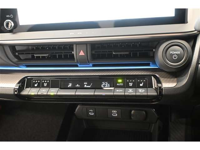 左右独立温度コントロールフルオートエアコンです。運転席、助手席それぞれで独立して温度設定ができます。冷え性の方が乗っても安心ですね♪