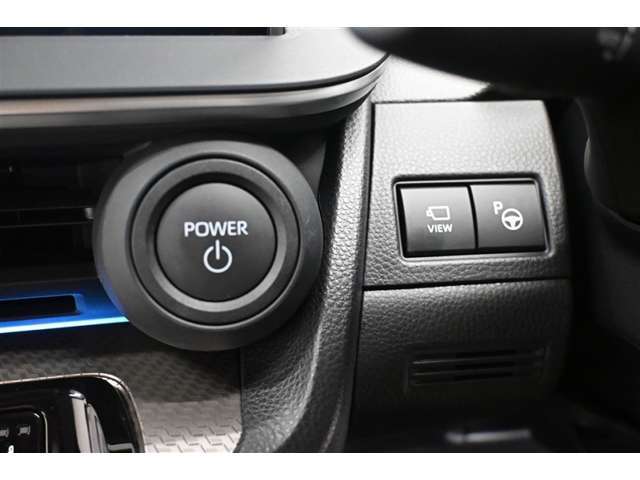 スマートキーを携帯していればキーを取り出さずにドアを施錠＆解錠。クルマの始動も可能です。