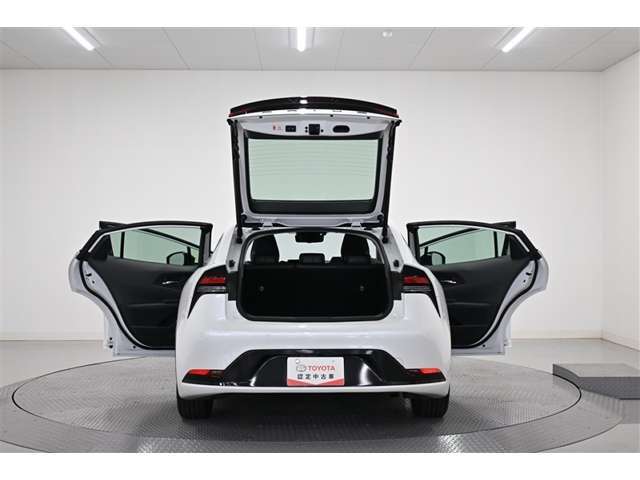 後ろが狭くてもサッと積める。途中で止められる安心のバックドア。後ろの駐車スペースが狭い時に重宝しますよ♪