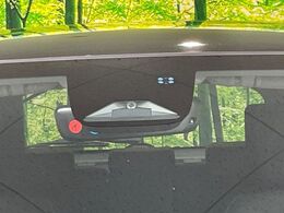 【ホンダセンシング】走行中に前方の車両等を認識し、衝突しそうな時は警報とブレーキで衝突回避と被害軽減をアシスト。より安全にドライブをお楽しみいただけます。
