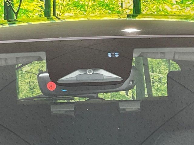 【ホンダセンシング】走行中に前方の車両等を認識し、衝突しそうな時は警報とブレーキで衝突回避と被害軽減をアシスト。より安全にドライブをお楽しみいただけます。