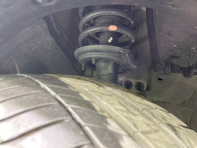 お車を安心してお乗りいただく為には、足回りの定期点検が欠かせません。サービスサポート（有償保証）では無料点検もご提供しており、安心のカーライフをお過ごしいただけるサポート体制が整っています。
