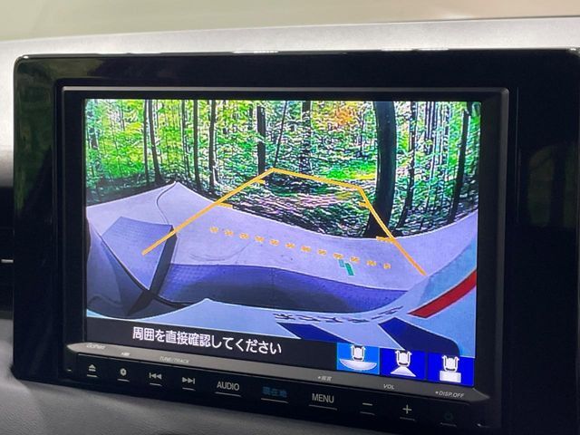 【バックカメラ】駐車時に後方がリアルタイム映像で確認できます。大型商業施設や立体駐車場での駐車時や、夜間のバック時に大活躍！運転スキルに関わらず、今や必須となった装備のひとつです！