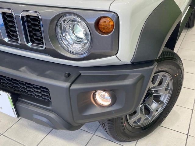 【LEDヘッドライト】悪天候や夜間走行時も良好な視界を確保し安心して運転できる高輝度LEDヘッドライトを装備！点灯速度が早く、消費電力も抑えられています。