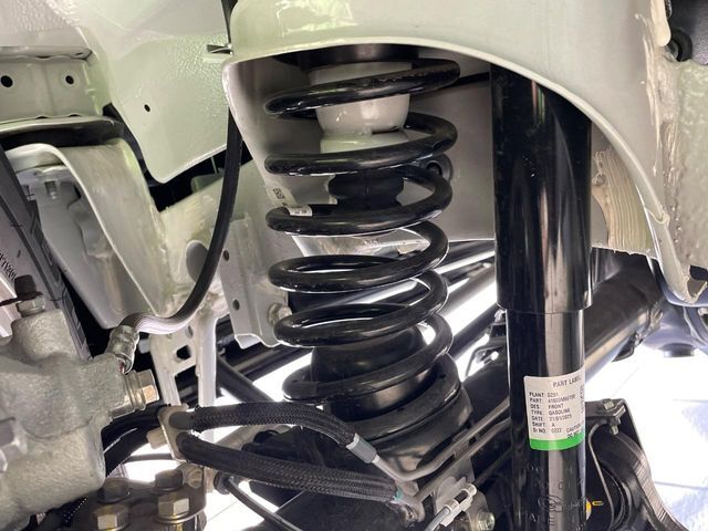 お車を安心してお乗りいただく為には、足回りの定期点検が欠かせません。サービスサポート（有償保証）では無料点検もご提供しており、安心のカーライフをお過ごしいただけるサポート体制が整っています。