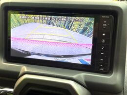 【バックカメラ】駐車時に後方がリアルタイム映像で確認できます。大型商業施設や立体駐車場での駐車時や、夜間のバック時に大活躍！運転スキルに関わらず、今や必須となった装備のひとつです！