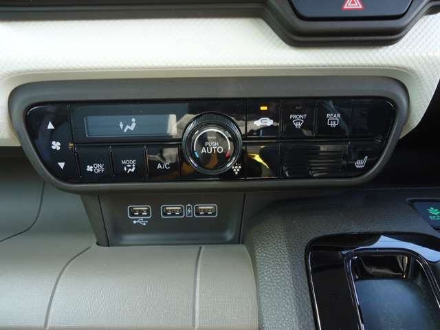 車内を適温に保ってくれる心強い装備、オートエアコンです。車内温度を設定すると、風量を自動で調節してくれます。