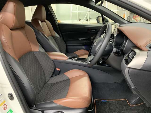 高いホールド性で運転姿勢が安定します。長距離ドライブでも疲れにくいのが魅力です。快適なドライビングライフをお送りください♪