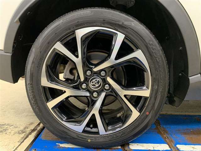 デザイン性にも優れた純正18インチアルミホイールです。