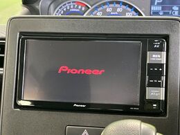 【純正ナビ】人気の純正ナビを装備しております。ナビの使いやすさはもちろん、オーディオ機能も充実！キャンプや旅行はもちろん、通勤や買い物など普段のドライブも楽しくなるはず♪