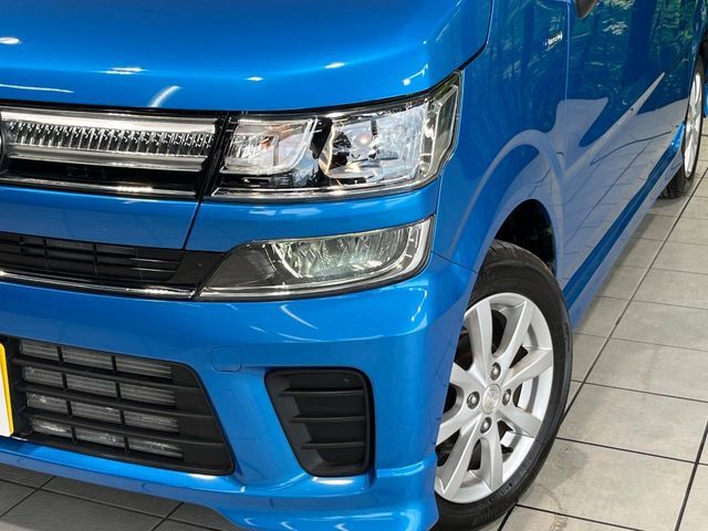 【LEDヘッドライト】悪天候や夜間走行時も良好な視界を確保し安心して運転できる高輝度LEDヘッドライトを装備！点灯速度が早く、消費電力も抑えられています。