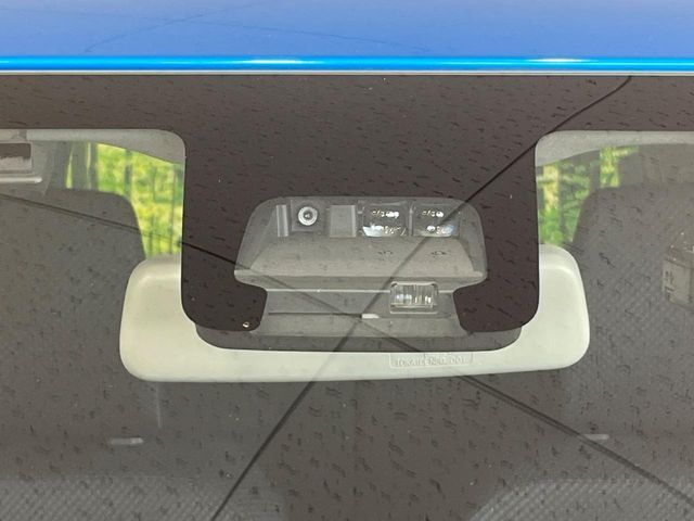 【スマートブレーキサポート】走行中に前方の車両等を認識し、衝突しそうな時は警報とブレーキで衝突回避と被害軽減をアシスト。より安全にドライブをお楽しみいただけます。