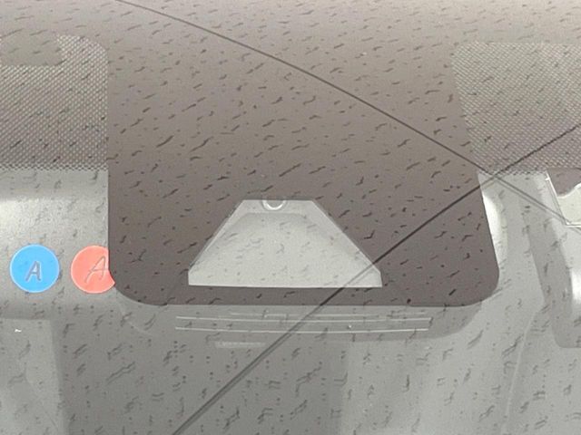 【トヨタセーフティセンス】走行中に前方の車両等を認識し、衝突しそうな時は警報とブレーキで衝突回避と被害軽減をアシスト。より安全にドライブをお楽しみいただけます。
