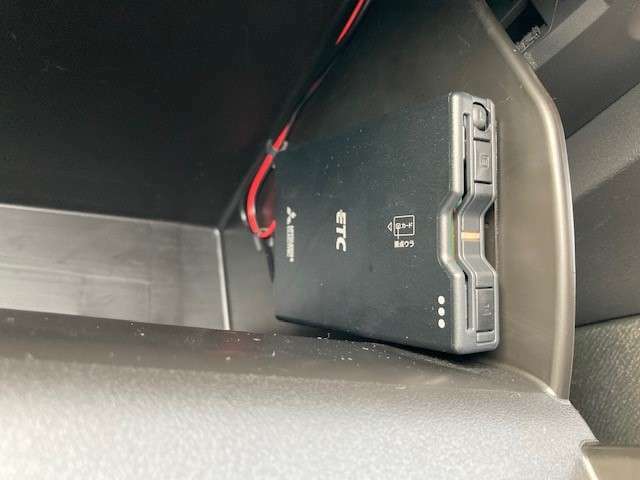 ETC車載機は助手席側のグローブボックス内部に取り付けられております。盗難防止に役立ちますし、邪魔になる事にもなりません！