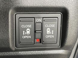 【両側パワースライドドア】スマートキーや運転席のスイッチで後席両側スライドドアの開閉が可能♪電動だから力を入れてドアを開ける必要が無く、小さなお子様でも簡単に開け閉めでき快適です♪