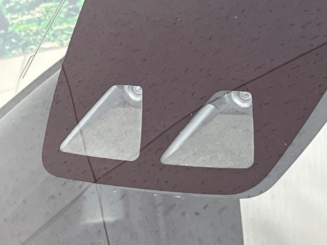 【スマートアシスト3】走行中に前方の車両等を認識し、衝突しそうな時は警報とブレーキで衝突回避と被害軽減をアシスト。より安全にドライブをお楽しみいただけます。