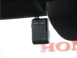 ◆ドライブレコーダー◆映像・音声などを記録する自動車用の装置です。　もしもの事故の際の記録はもちろん、旅行の際の思い出としてドライブの映像を楽しむことができます。