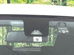 【スマートアシスト】走行中に前方の車両等を認識し、衝突しそうな時は警報とブレーキで衝突回避と被害軽減をアシスト。より安全にドライブをお楽しみいただけます。