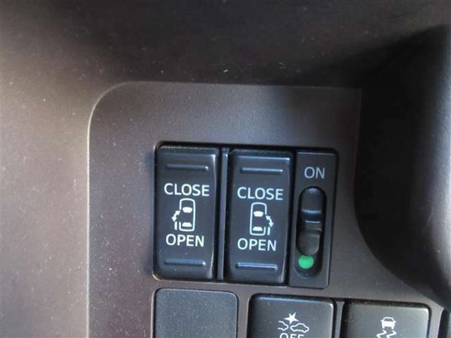 両側電動スライドドアのスイッチ付です。車内からもスイッチひとつで楽にドアの開閉が可能です。