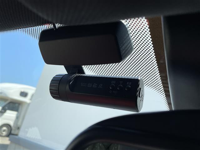 【ドライブレコーダー】映像・音声などの運転中の記録を残します。事故などを起こした起こされた時の証拠になりえますので、もしも時でも安心ですね。