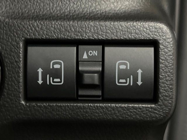 【両側パワースライドドア】スマートキーや運転席のスイッチで後席両側スライドドアの開閉が可能♪電動だから力を入れてドアを開ける必要が無く、小さなお子様でも簡単に開け閉めでき快適です♪