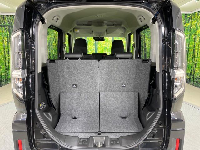 積み下ろしのしやすいデッキにはたっぷりと荷物を積み込んでいただけます。遊びから仕事まで、様々なシーンで頼れます♪