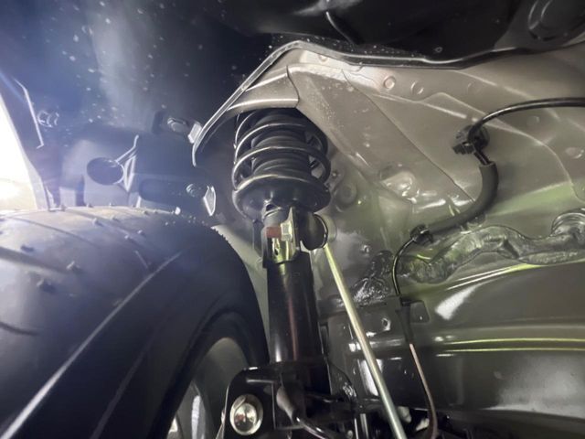 お車を安心してお乗りいただく為には、足回りの定期点検が欠かせません。サービスサポート（有償保証）では無料点検もご提供しており、安心のカーライフをお過ごしいただけるサポート体制が整っています。