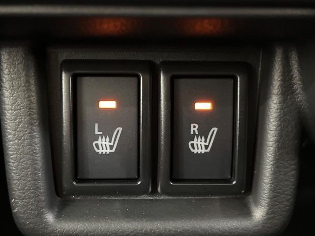 【シートヒーター】寒い日に重宝するシートヒーター！エアコンより早く温まってくれるので寒がりの人も安心ですね♪エアコンの温風は乾燥するから苦手、という方にもをおすすめです。