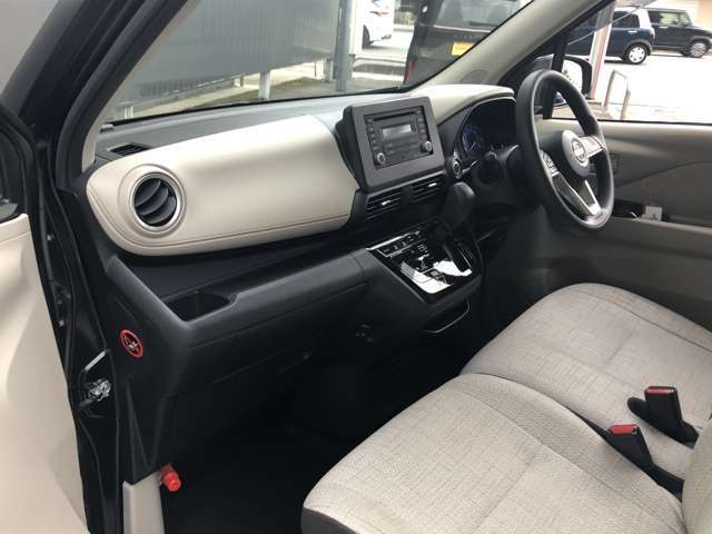 車内に持ち込んだ小物やドリンクがきちんと片付く収納も充実しています。また、抗菌仕様のステアリングとシートが、クリーンで快適な車内を保ちます。
