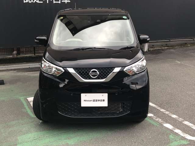 日産Vモーショングリルを配したフロントマスク。