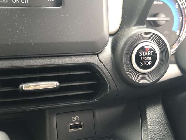 ステアリング左に備えたプッシュスターター。シフトノブが近く、次の運転操作に移りやすい