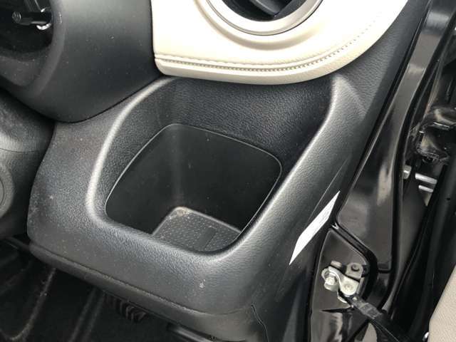 運転席ドリンクホルダー。近くて便利