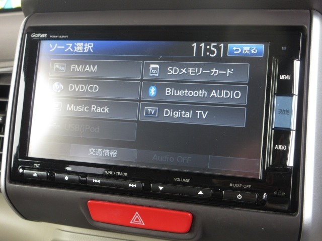ナビゲーションはギャザズメモリーナビ（VXM-152VFi）を装着しております。AM、FM、CD、DVD再生、Bluetooth、音楽録音再生、フルセグTVがご使用いただけます。
