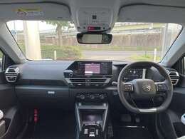 ディスプレイは中央上部に突き出すよう、やや高めに配置されています。