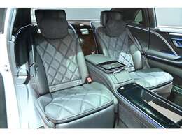 ファーストクラスパッケージ・左右独立シート(後席)・クーリングボックス・格納式テーブル(後席)・シャンパングラス