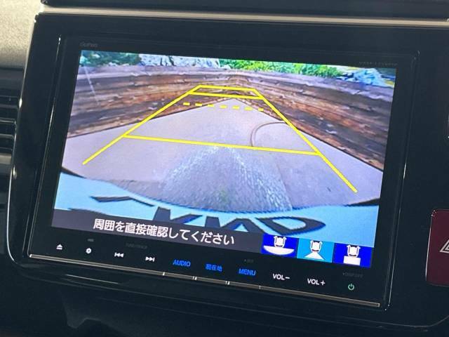 【バックカメラ】駐車時に後方がリアルタイム映像で確認できます。大型商業施設や立体駐車場での駐車時や、夜間のバック時に大活躍！運転スキルに関わらず、今や必須となった装備のひとつです！