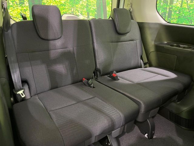 3列目シートはもちろん状態良好☆大人でもゆったりと座って頂けますので、大人数でのお出かけもラクラクです♪ご家族で、気の知れた仲間で、ドライブに行くのが楽しみですね♪