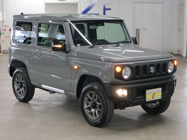 雨が降ってもゆったりと車選びができる全天候型立体展示場！エスカレーター完備！
