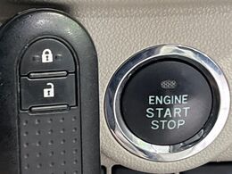 【キーフリーシステム】カバンやポケットに入れたままでもドアの施錠・解錠が可能なスマートキーを装備。エンジンのオン・オフ時もカギを取り出す必要が無いからとっても便利です♪