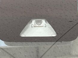 【スマートアシスト】走行中に前方の車両等を認識し、衝突しそうな時は警報とブレーキで衝突回避と被害軽減をアシスト。より安全にドライブをお楽しみいただけます。